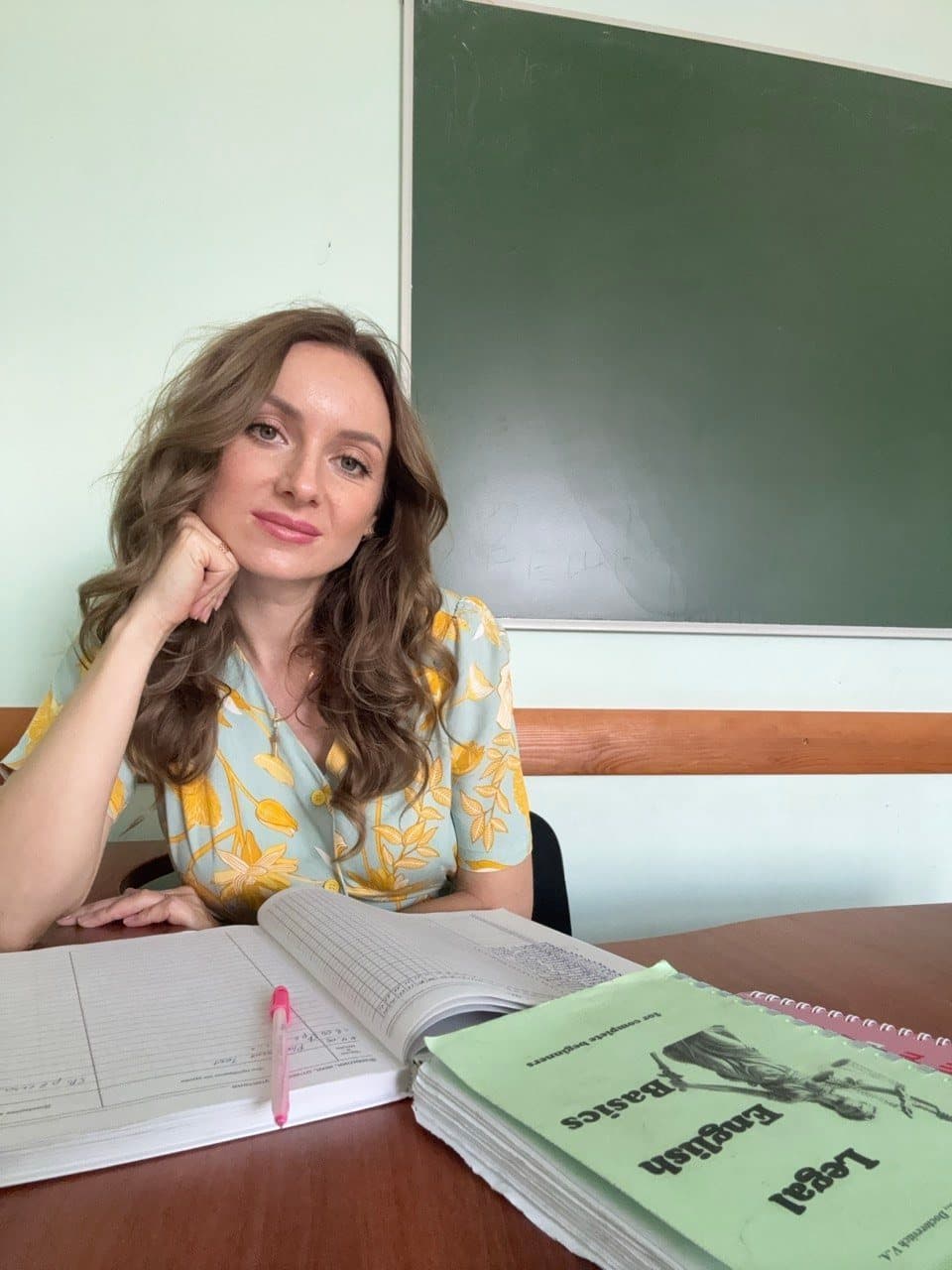 Виктория Богданова за рабочим столом